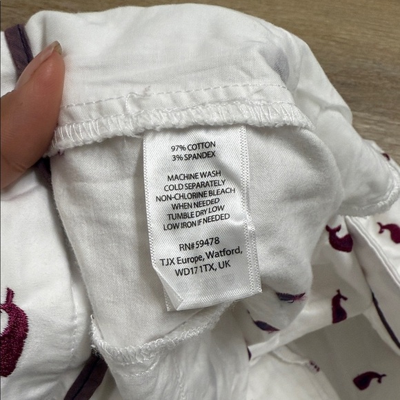 TELLURIDE Clothing Co Size 6 Stylish White Shorts with Maroon Whale Design - Picture 8 of 9